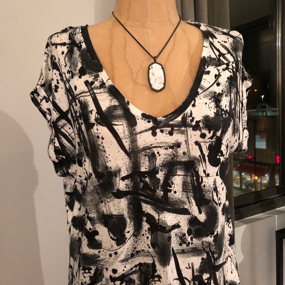 ❌SOLD❌ EUC Zara White Black Print V-Neck Short Sleeve T-Shirt Top Size Medium - Picture 2 of 10